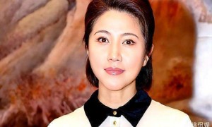 52岁影后颜丙燕正式官宣恋情，自曝情迷小20岁男友，两人曾被误认为母子