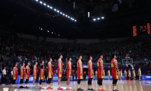 余嘉豪：这届亚洲杯男篮很团结 在场上会沟通