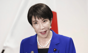 一副破旧手套，4个中文大字，日本妄想逆风翻盘，中国：别演了