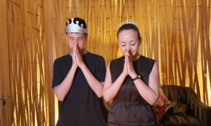 64岁宋丹丹逛奢侈品店，退休多年巨星风采不减，三位店员围着合影