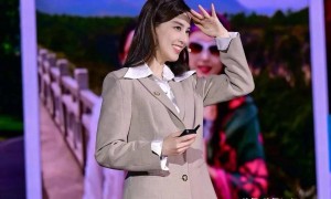 黄圣依母女现身中欧商学院演讲，优雅自信, 高挑纤瘦！妈妈满心欣慰