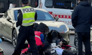 一小米新车主还未开出园区便撞倒人 目击者：倒车时，蹲在墙角的人被撞 警方介入