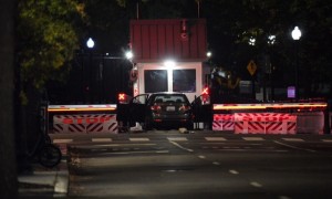 美媒:白宫外安全门遭人驾车冲撞,涉事人员在事发后被立即逮捕