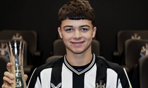 原创
3球5助攻!19岁英格兰天才中场新星横空出世,3大欧洲豪门疯抢